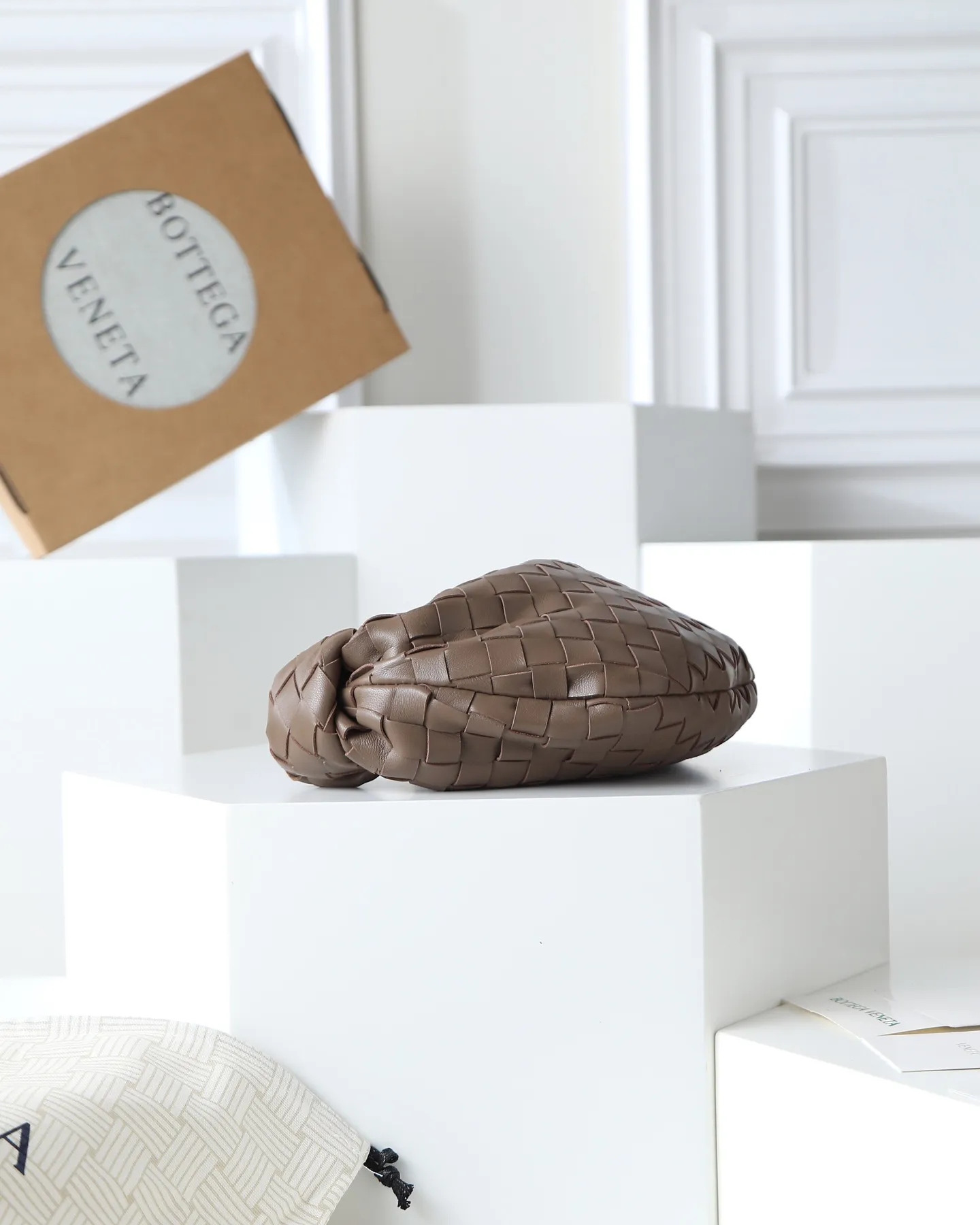 800. Bottega veneta͙.——-The latest braided and knotted hobo🔥 The top-grade lambskin leather is very soft, the bag shape is unique, practical and durable. It retains the traditional weaving elements while being a bit more flamboyant ~ Made of hand-woven sheepskin, zipper opening and closing, curved seamless structure, effortless to match. Highly recommended⚠️⚠️⚠️ The most high-end in the market🌈Welcome to compare [Factory complete package] size: 23x15x5cm.   Model: 651876